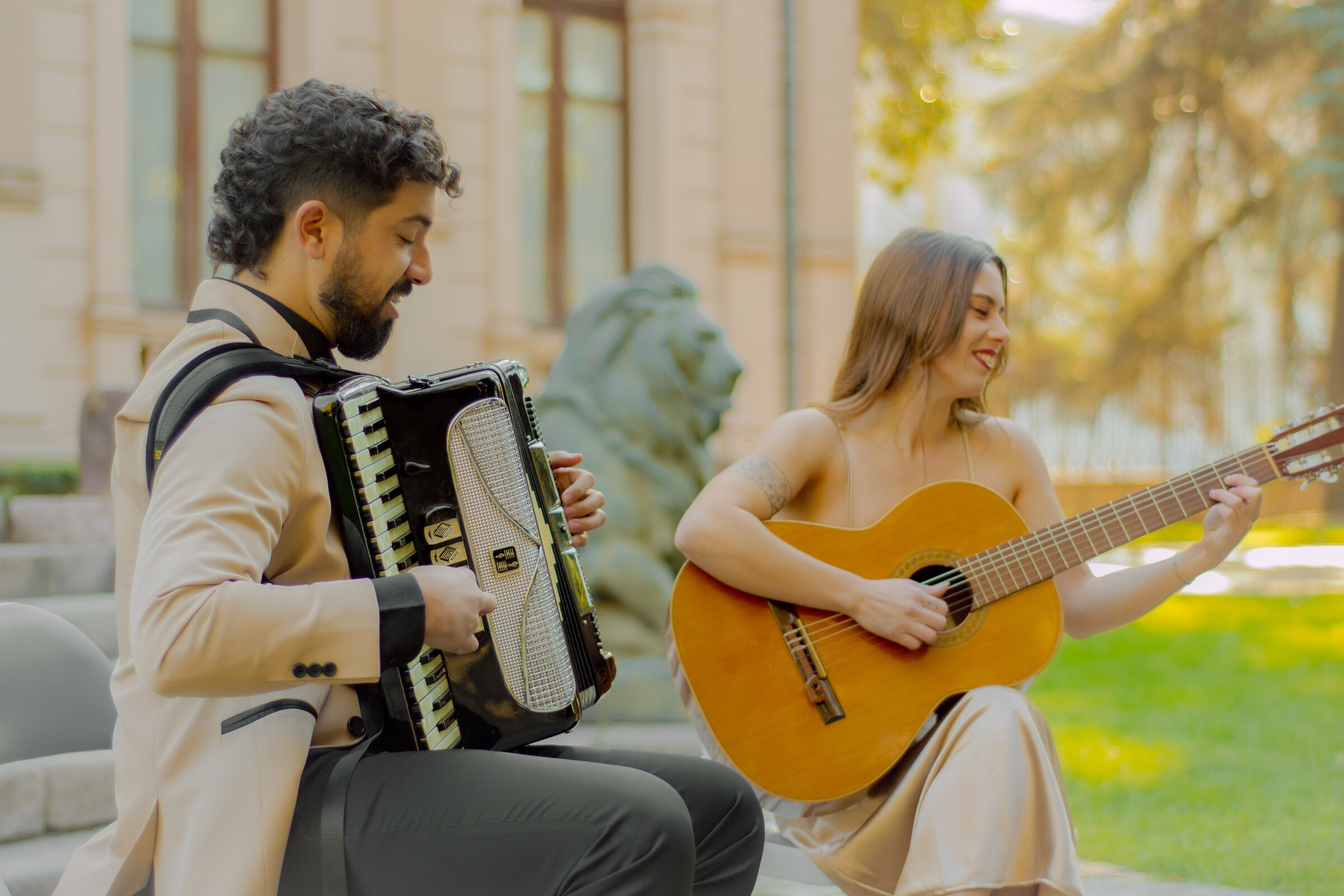 El Dúo Amores de Chile disfruta tocando su música folclórica y country en los jardines del Palacio Cousiño.